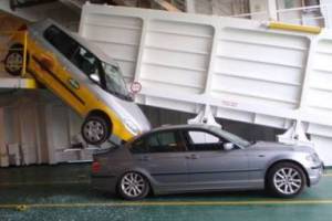 Split, 1. kolovoza 2011. - zbog nepažnje vozača osobni automobil pao je sa etaže parkirne platforme trajekta na drugi osobni automobil